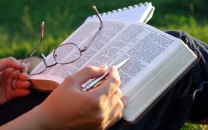 Leia mais sobre o artigo A importância de ler, meditar e praticar a Palavra de Deus